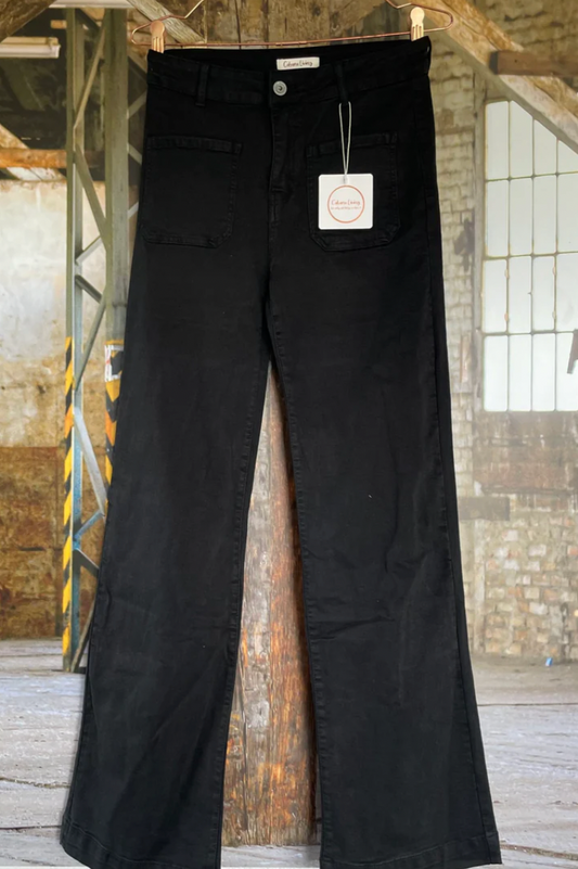 Svarte bukser med påsydde lommer