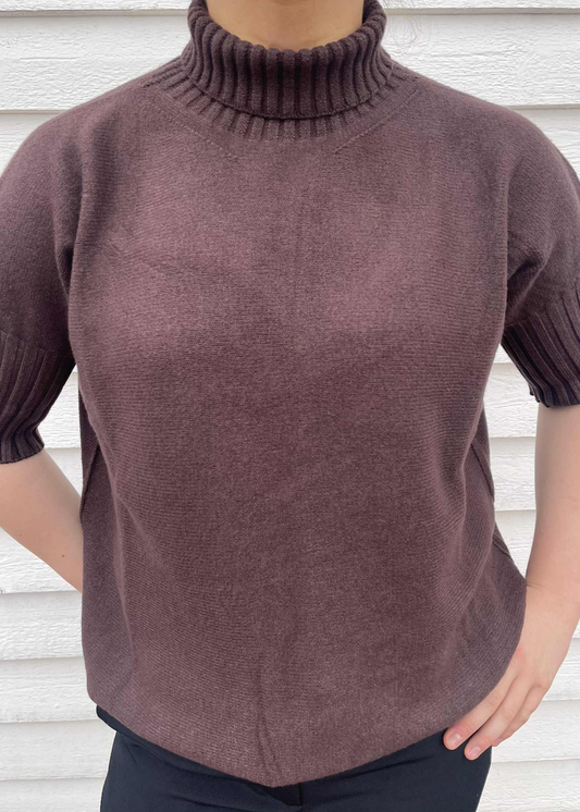 Brun t-skjorte med høy hals