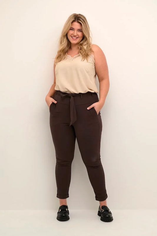 Modell med brun stretchbukse