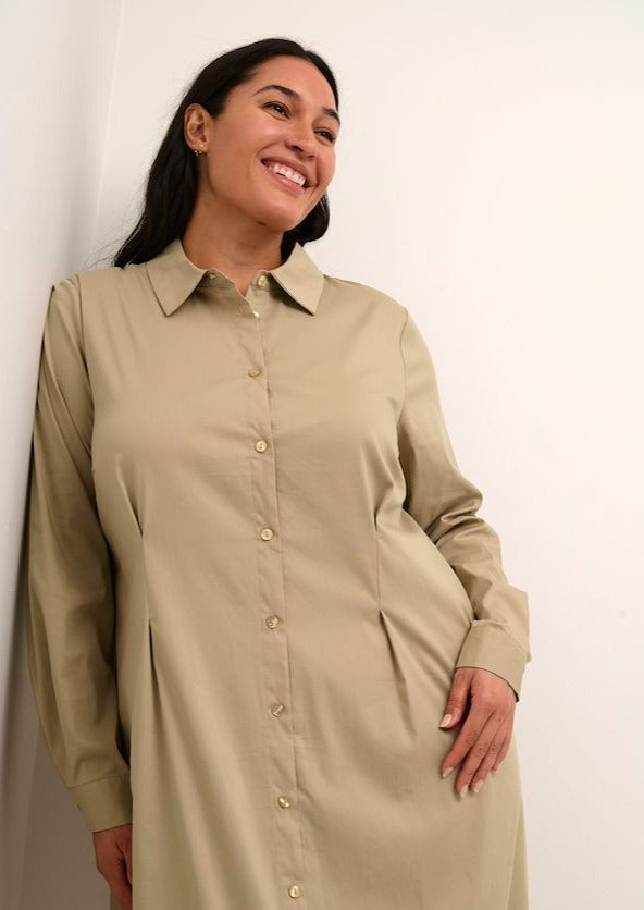 Lekker skjorte-kjole i beige