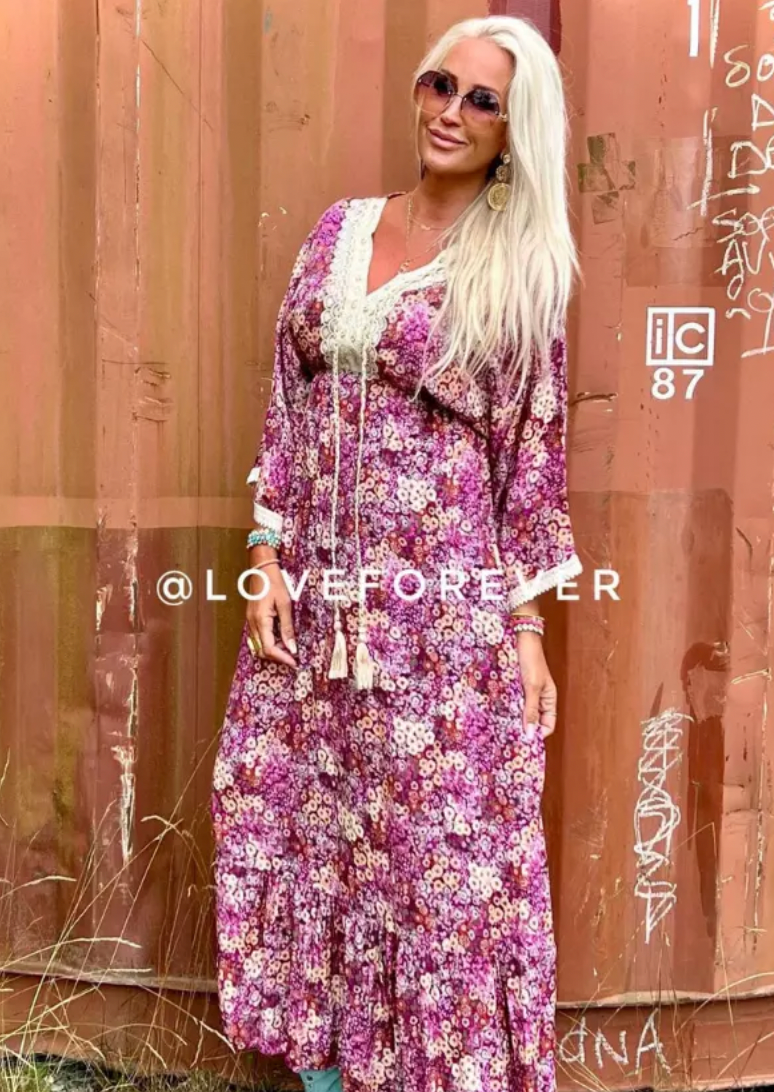 Maxikjole med broderier og blomster
