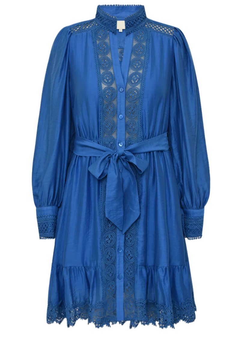 Blå kjole med blonder og knytebelte