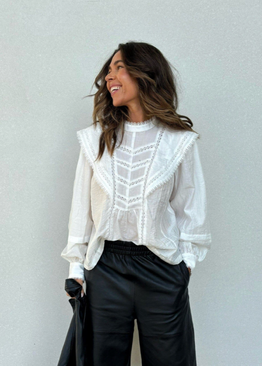 Hvit bluse med lekre detaljer