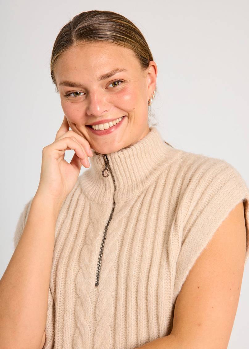 Beige vest med kabelstrikk