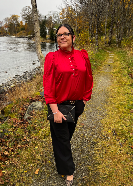 Rød bluse med ballongermer og rysjedetaljer