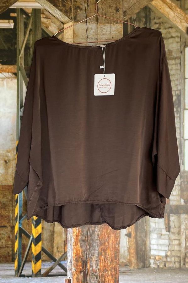 Brun genser med båthals