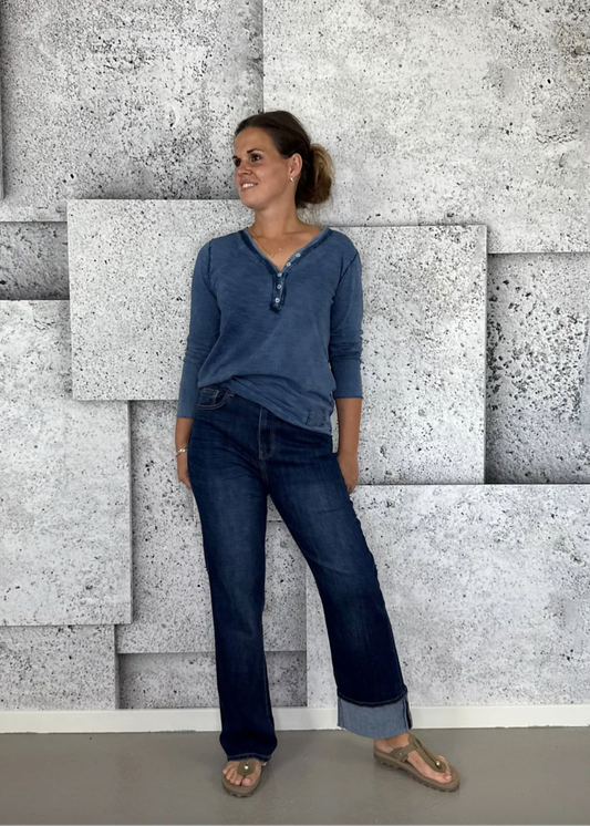 Mørk jeans med oppbrett