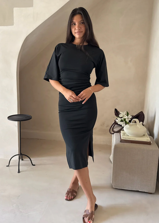 Svart tettsittende kjole