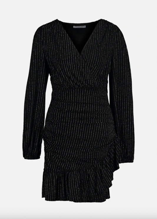 Svart kjole med stripete mønster