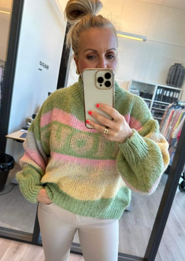 Strikkegenser med "AMOUR"