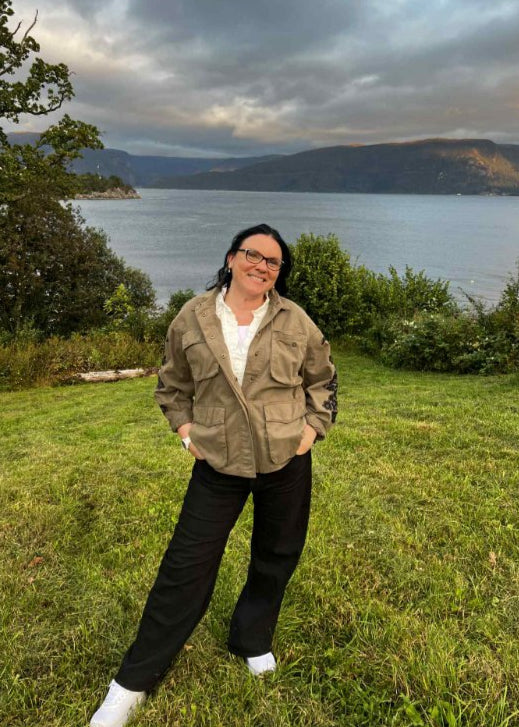 Grønn jakke med svarte broderier