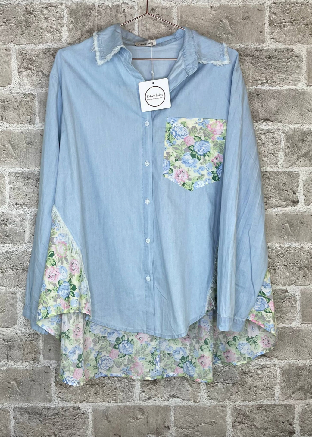 Blå skjorte med blomster