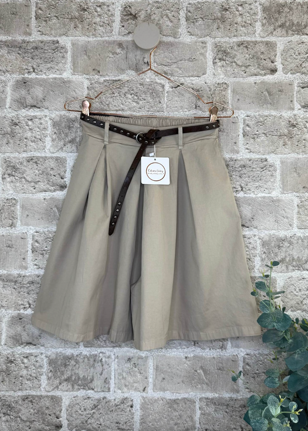 Beige shorts med belte