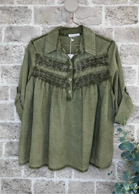 Grønn bluse med korte ermer og blondedetaljer