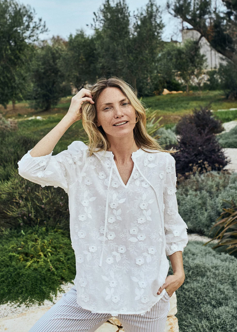 Hvit bluse med blomster