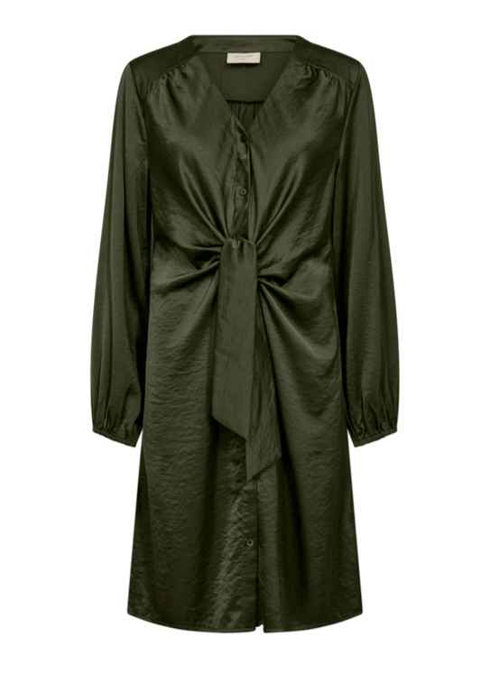 Grønn satengkjole med knytedetalj