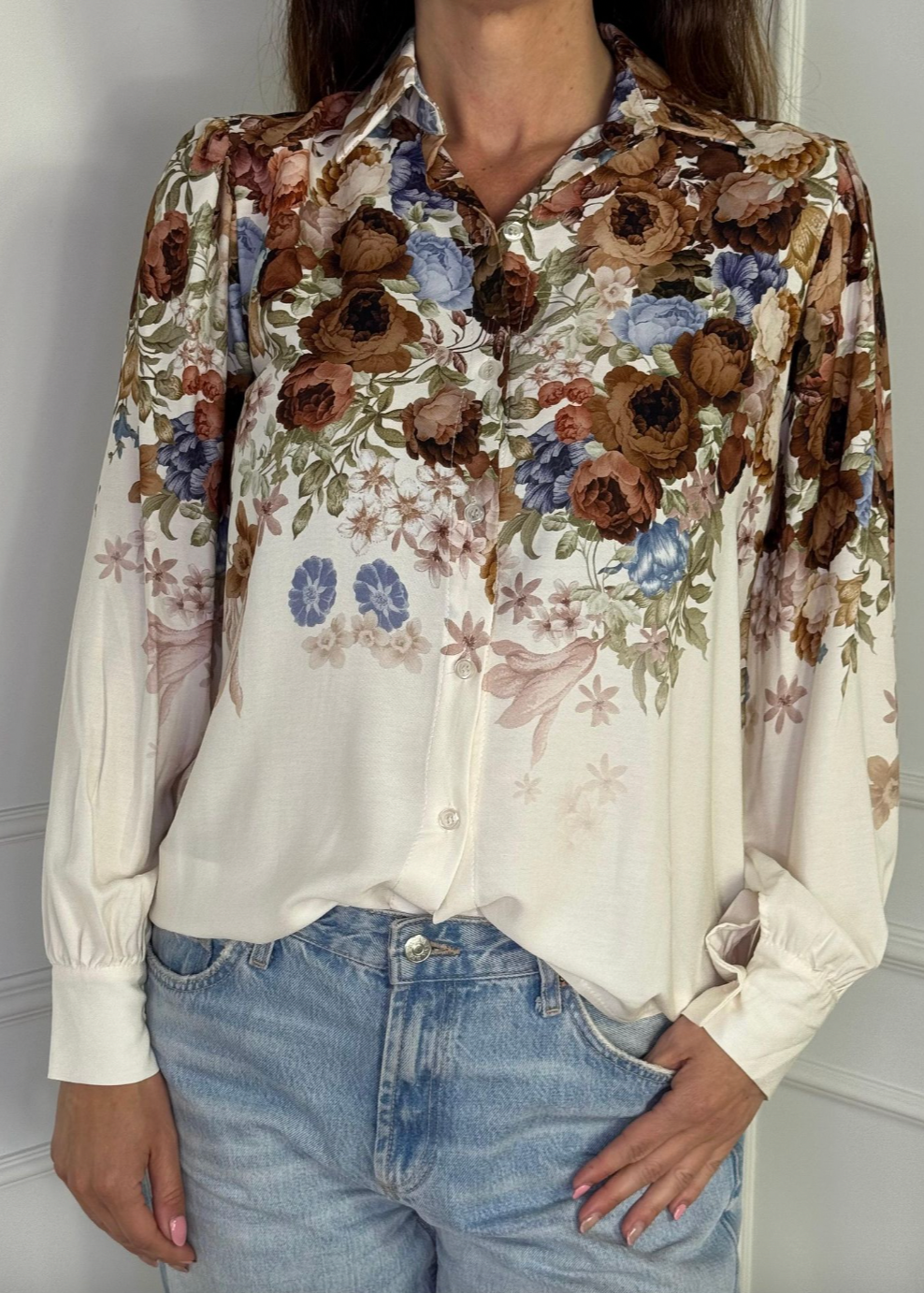 Hvit skjorte med brune blomster