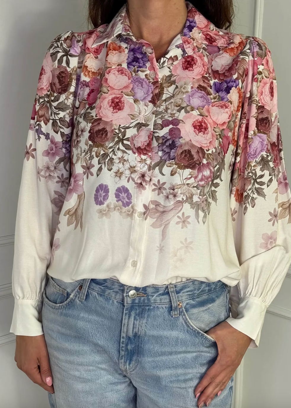 Hvit skjorte med rosa blomster