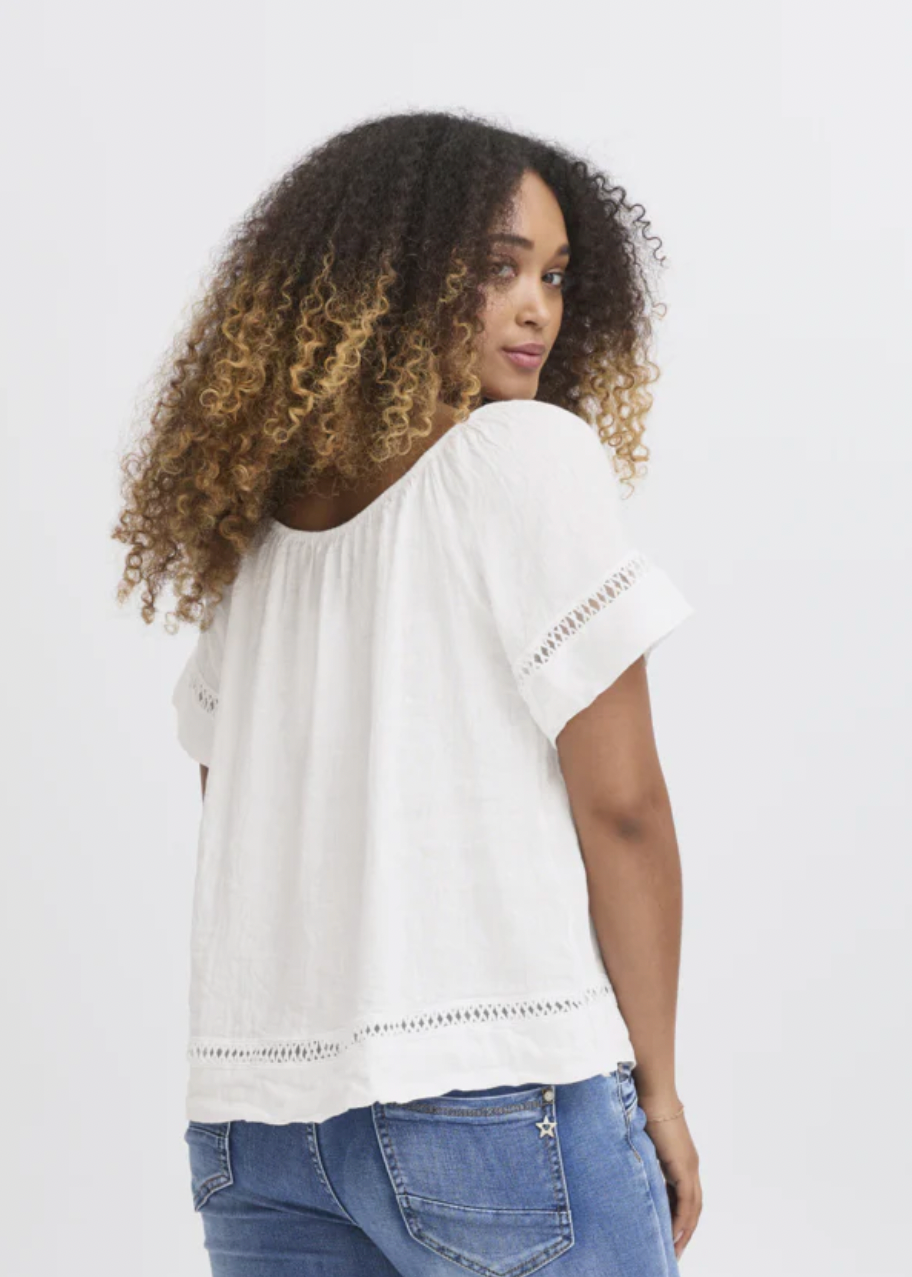 Hvit bluse med lekre detaljer