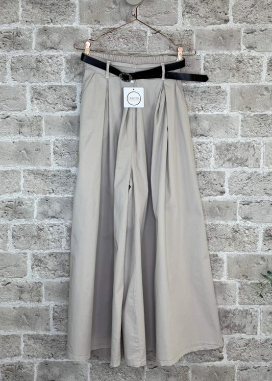 Beige bukse med belte