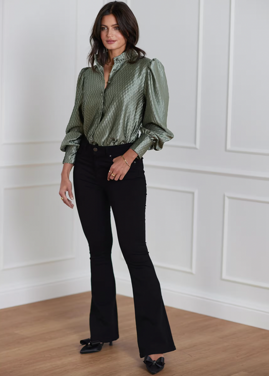 Grønn bluse med knapper og ballongermer