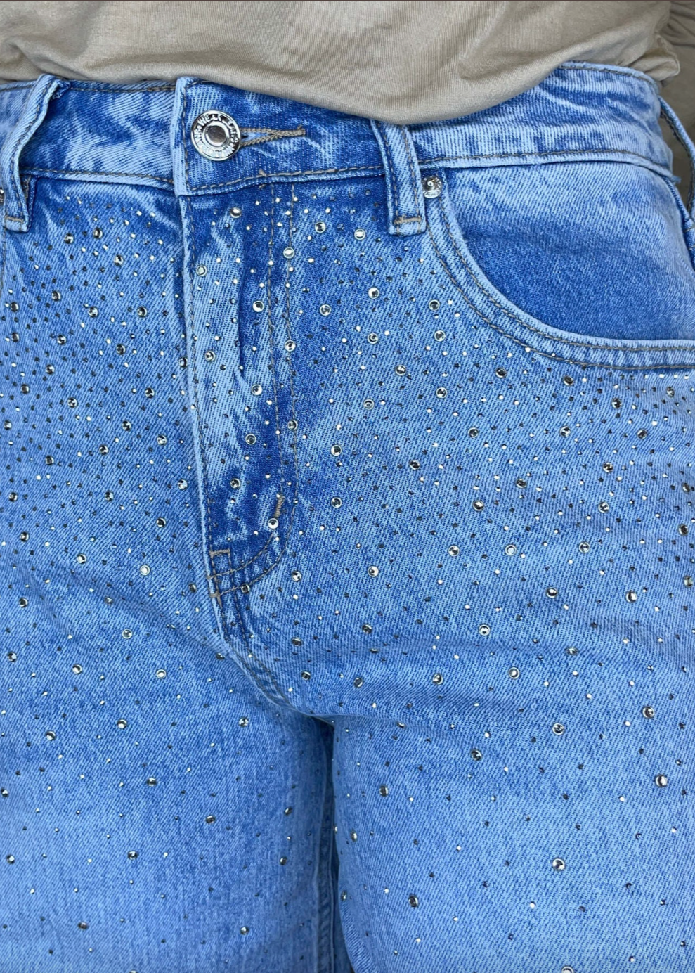 Jeans med små strassdetaljer