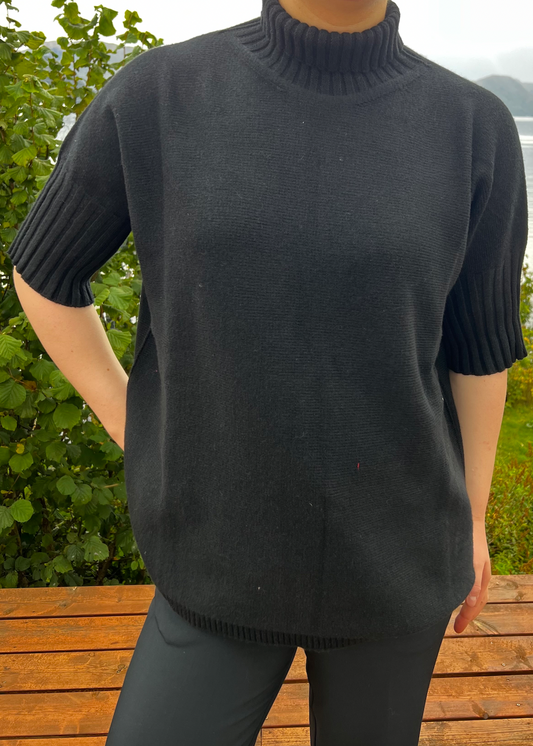 Svart t-skjorte med høy hals