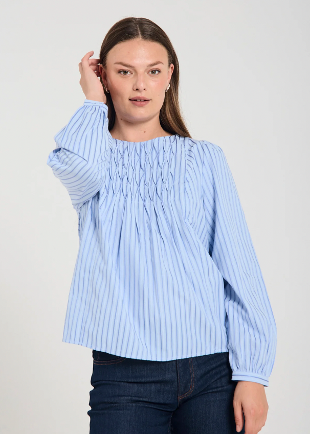 Blå bluse med hvite striper