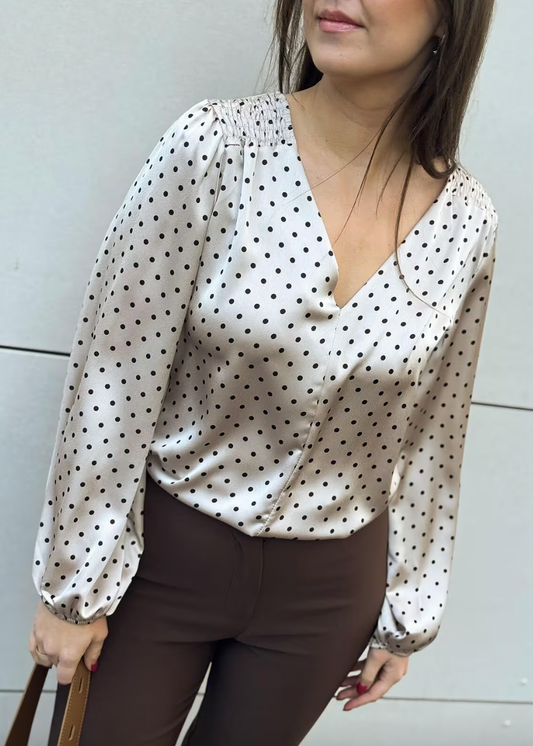 Bluse med prikker og v-hals