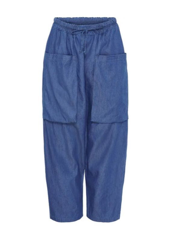 Blå bukser med store lommer