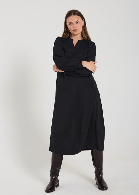 Svart kjole med lange ermer