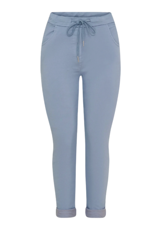 Jeansblå bukse med knyting i livet