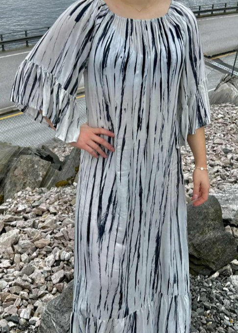 Kjole med off-shoulder og tie-dye mønster