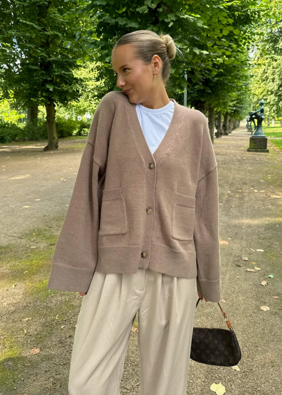 Brun cardigan med lommer og knapper