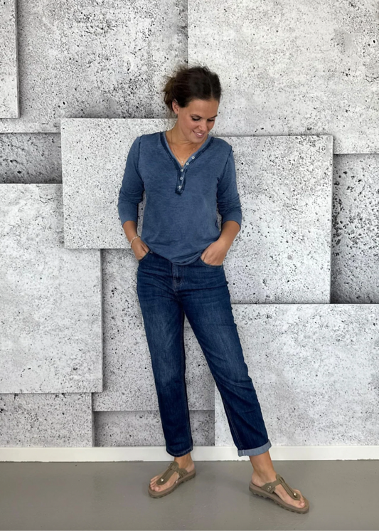 Tettsittende mørke jeans