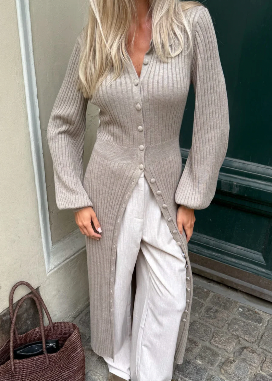 Brun cardigan med krage og knapper
