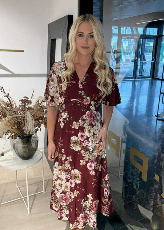 Rød kjole med omslag og blomster