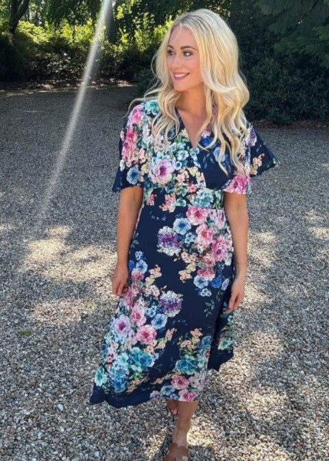 Marineblå kjole med v-hals og blomster