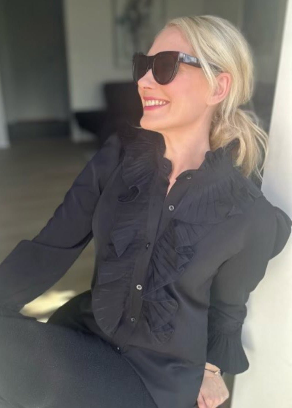 Svart skjorte med rysjer