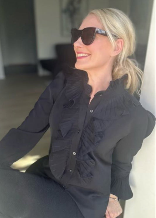 Svart skjorte med rysjer