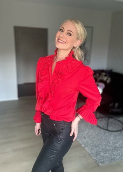 Rød skjorte med volangdetaljer
