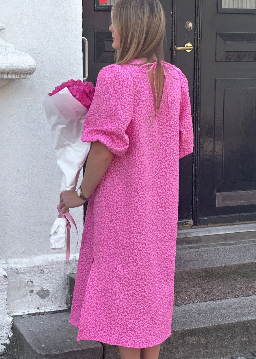 Lang rosa kjole med puffermer