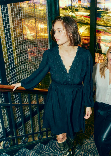 Svart kjole med blonder