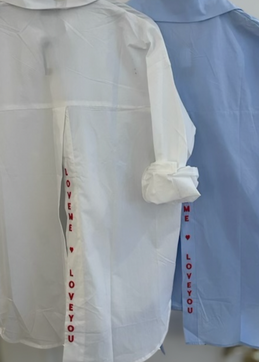 Hvit skjorte med detaljer på ryggen