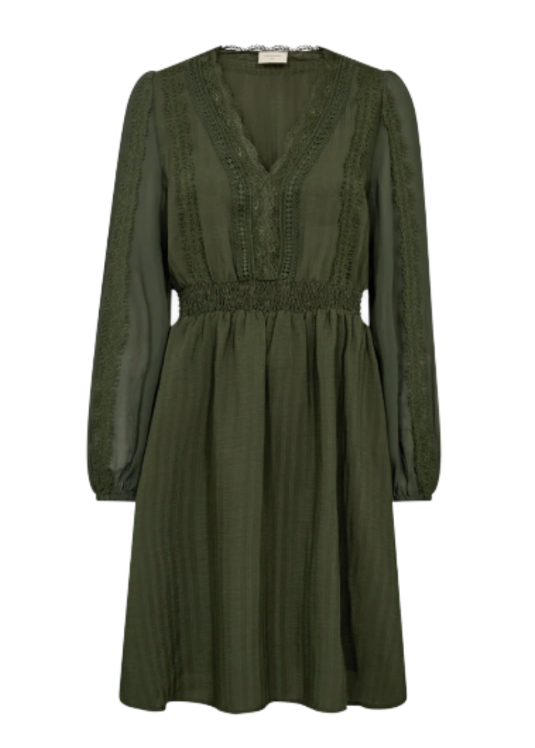 Grønn kjole med blonder