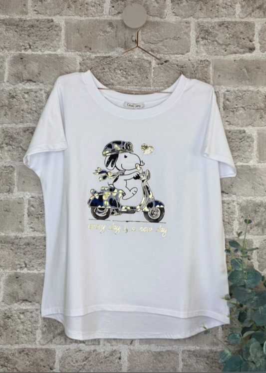 Hvit t skjorte med snoopy print