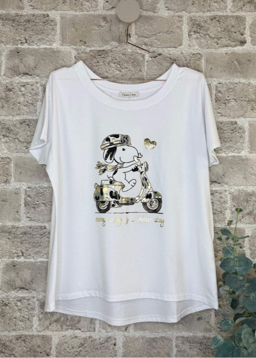 Hvit t skjorte med snoopy print