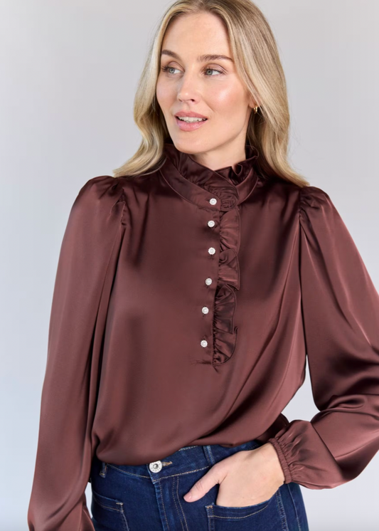 Brun bluse med ballongermer og rysjedetaljer