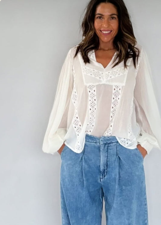 Hvit bluse med blondedetaljer