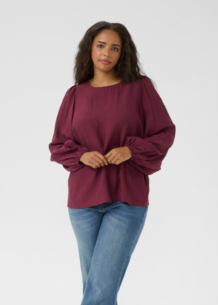 Burgunderfarget bluse med løse ermer